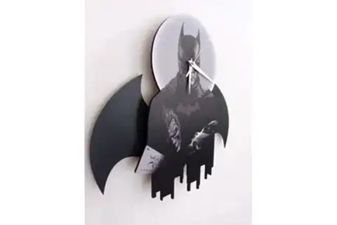 BATMAN SALLANIR SARKAÇLI DEKORATİF DUVAR SAATİ