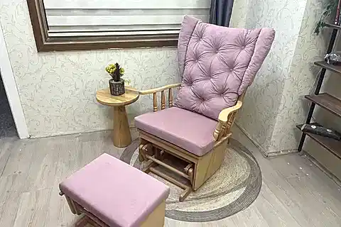 MAMA PUFLU SALLANAN SANDALYE, ANKA PEMBE, NATUREL AHŞAP