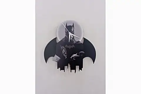 BATMAN SALLANIR SARKAÇLI DEKORATİF DUVAR SAATİ