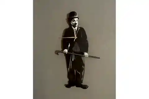 CAHRLİE CHAPLİN DEKORATİF SARKAÇLI DUVAR SAATİ