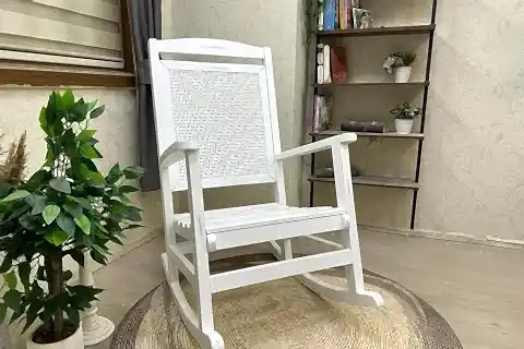 VERANDA SALLANAN SANDALYE, BEYAZ AHŞAP AYAK
