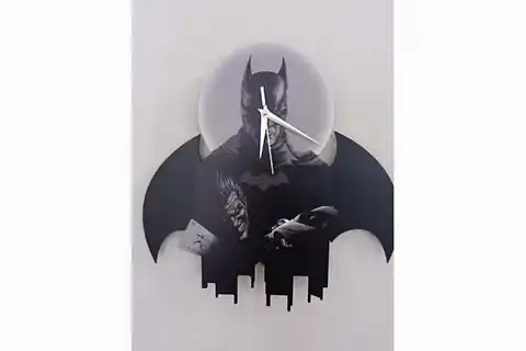 BATMAN SALLANIR SARKAÇLI DEKORATİF DUVAR SAATİ