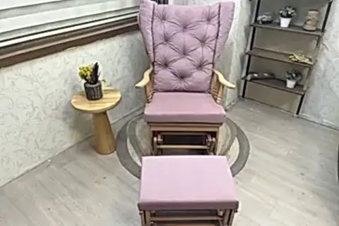 MAMA PUFLU SALLANAN SANDALYE, ANKA PEMBE, NATUREL AHŞAP